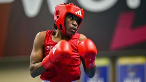 Cindy Ngamba boxing