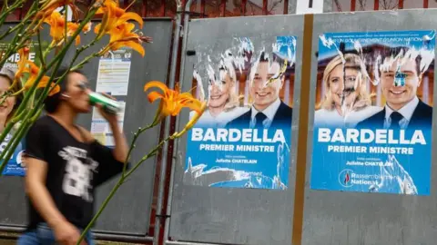 Mohammed Badra/EPA-EFE/REX/Shutterstock Marine Le Pen (L) en de leider van de Franse extreemrechtse partij Rassemblement National (RN, Front National) Jordan Bardella (R), buiten een stembureau in Malakoff, nabij Parijs