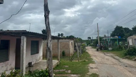 Aguacate - street with basic buildings