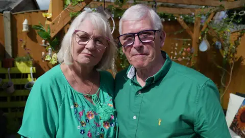 Billy y Sylvia Cunningham en su jardín