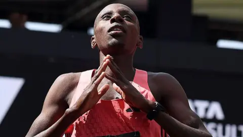 Sabastian Sawe celebrates winning the London Marathon