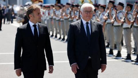 French President Emmanuel Macron (L) and German President Frank-Walter Steinmeier