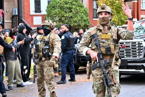 Agentes de Imigração e Fiscalização Aduaneira (ICE) da Getty Images conduzem operações no bairro de Little Village, uma comunidade predominantemente mexicana-americana, em 8 de novembro de 2025 em Chicago, EUA. 