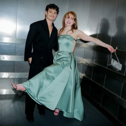Getty Images Noah Jupe de negro y Sadie Sink con un vestido verde pálido