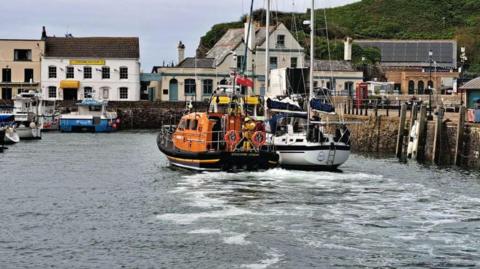 The Ilfracombe lifeboat rafted to a yacht in Ilfracombe harbour 