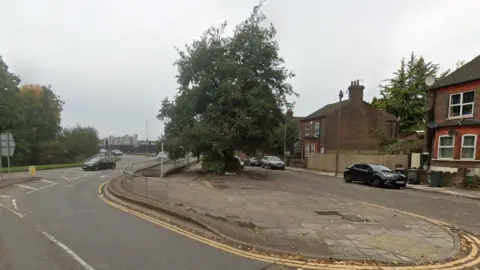 A pathway on Windmill Road, Luton, by Park Viaduct.