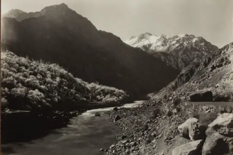 Dag Dras Valley di bawah Karah Silver Gelatin Print dipasang pada kartu, 1909