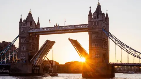 Getty Images Tower Bridge opening at sunrise