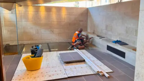 Workers by the grave of King Richard III