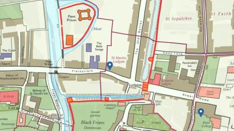 Capas de Londres El mapa se centra en una sola parte de Londres. Hay una prisión y el río ha sido redirigido. Algunos de los edificios etiquetados incluyen iglesias, cisternas, jardines y universidades.