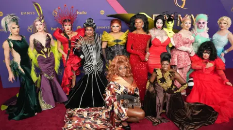 Getty Images Anëtarët e kastit të RuPaul's Drag Race duke mbërritur në çmimet e 76-të Primetime Emmy në Teatrin Peacock të dielën, 15 shtator 2024