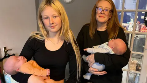 Mum of 4, Lynsey Boyd with 15-year-old daughter Zoe and baby twins Navy and Lincoln