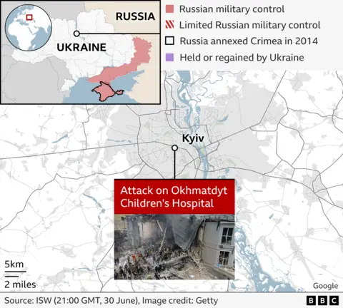 Kaart met de locatie van de aanval op het Okhmatdyt Kinderziekenhuis in Kiev, Oekraïne