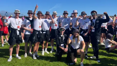 Hitra athletes gathering in a group 