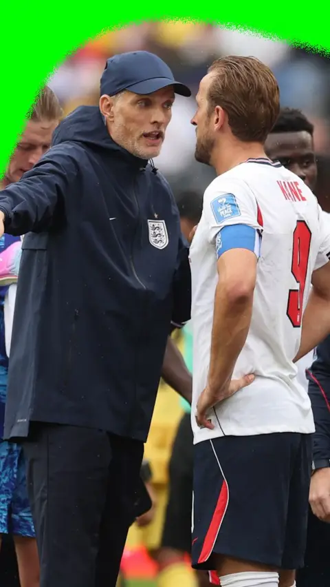 Thomas Tuchel talking to Harry Kane