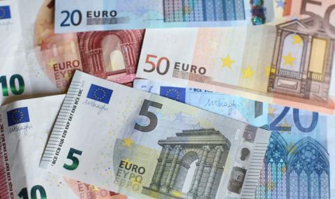 Multicoloured paper euro notes with 5, 50, 10 and 20 euro notes 