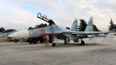 Getty Images Jet tempur Sukhoi Su-30SM angkatan udara Rusia mendarat di pangkalan militer Hmeimim Rusia di provinsi Latakia, di barat laut Suriah. 