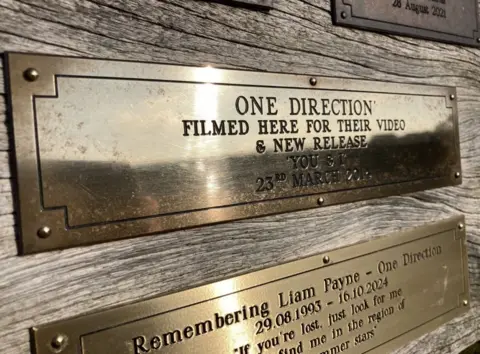 The new gold plaque which reads "Remembering Liam Payne - One Direction 29.08.1993 - 16.10.2024 and a quote from his favourite song