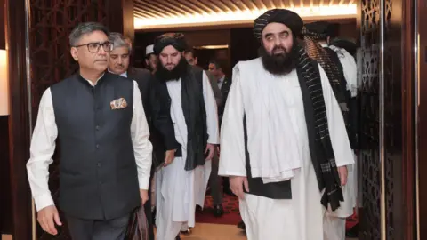 Menteri Luar Negeri India Vikram Misri saat bertemu dengan Penjabat Menteri Luar Negeri Afghanistan Mawlawi Amir Khan Muttaqi, di Dubai. (Kredit Foto: X/@MEAIndia)