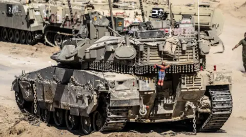Tank movements belonging to the Israeli army continue along the border near the city of Rafah.