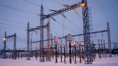 Getty Images Een foto gemaakt op 8 februari 2025 toont het Power Substation in Rezekne, Letland vóór de ontkoppeling van de belangrijkste stroomlijn tussen Letland en Rusland. 