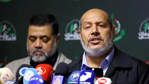 Foto de arquivo da Reuters mostrando o líder do Hamas Khalil al-Hayya falando em uma entrevista coletiva em Beirute, Líbano (21 de novembro de 2023)