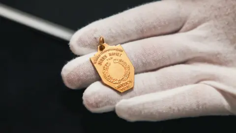 Budds A gold medal that says "World Championship, Jules Rimet. Sweden 1958".