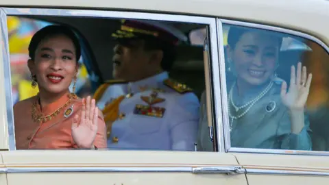 Getty Images King Maha Vajiralongkorn and Queen Suthida, and Princess Bajrakitiyabha arrive together by car at the Grand Palace on 1 November 2020