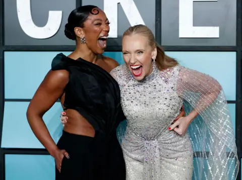 Benjamin Cremel/AFP Naomi Ackie dan Toni Collette tertawa saat mereka berpose untuk fotografer 