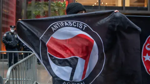 Getty Images Logo z czarnymi i czerwonymi flagami jest powszechnie powiązane z Antifa  