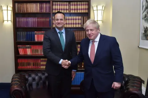 Getty Images Leo Varadkar and Boris Johnson shaking hands