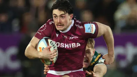 Raffi Quirke in action for Sale Sharks