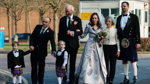 Getty Images 斯特拉·莫里斯和朱利安·阿桑奇的家人在她结婚当天