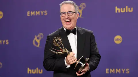 Reuters John Oliver berpose dengan penghargaan Outstanding Scripted Variety Series untuk "Minggu Lalu Malam Ini bersama John Oliver" di Primetime Emmy Awards ke-76 di Los Angeles, California, AS, 15 September 2024