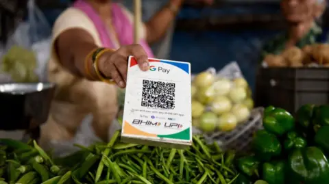 Getty Images Se ve un código QR de UPI en una tienda de verduras en Mumbai