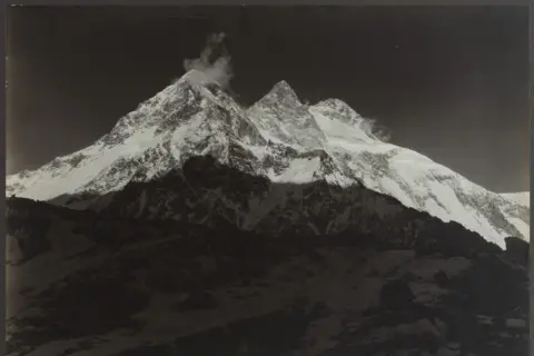 Dag Broad Peak saat matahari terbenam, Himalaya (Karakoram Mountain Range)