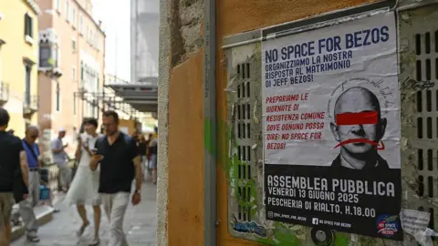 /AFP za pośrednictwem Getty Images Czytanie plakatu