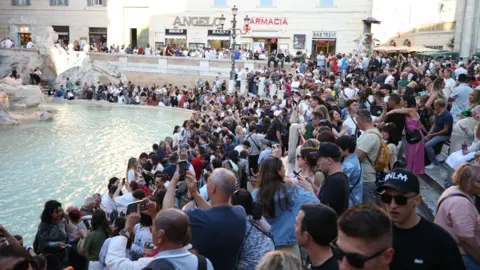 Getty Images Orang-orang mengunjungi Air Mancur Trevi di Roma, Italia