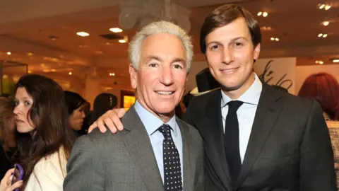 Getty Images Charles Kushner berfoto bersama putranya Jared. 