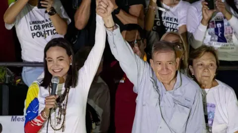 De Venezolaanse oppositieleider Maria Corina Machado (L) van de EPA en de Venezolaanse presidentskandidaat Edmundo Gonzalez Urrutia (R) begroeten supporters tijdens een campagnebijeenkomst van Gonzalez Urrutia in Caracas, Venezuela op 25 juli 2024.