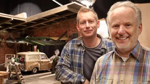 Sutradara Animasi Aardman Merlin Crossingham dan Nick Park di salah satu lokasi syuting film