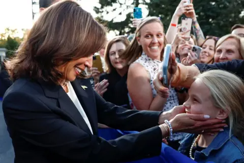 Evelyn Hockstein/REUTERS Democratic presidential nominee and US Vice President Kamala Harris greets a child during a campaign event at Ripon College in Ripon, Wisconsin, US, 3 October, 2024. 