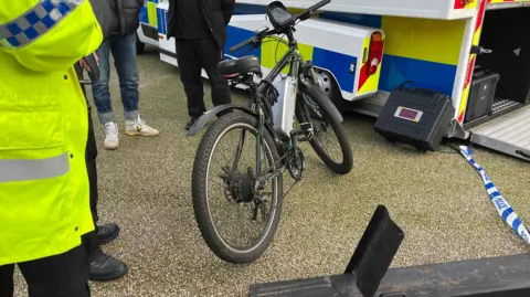George Carden/BBC A mountain bike with a battery fitted on the frame