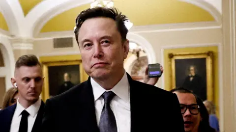 Reuters FILE PHOTO: Elon Musk đi bộ trên Đồi Capitol vào ngày diễn ra cuộc họp với Lãnh đạo đảng Cộng hòa đắc cử tại Thượng viện John Thune (R-SD), tại Washington, Hoa Kỳ, ngày 5 tháng 12 năm 2024. REUTERS/Benoit Tessie/File Photo