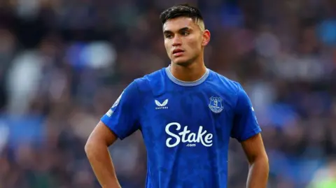 Carlos Alcaraz stood with his hands on his hips