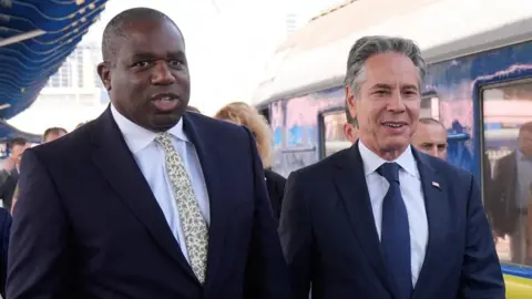 Reuters David Lammy e Antony Blinken na estação ferroviária de Kiev, 11 de setembro de 2024