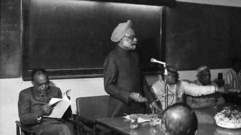 Getty Images Dr Manmohan Singh (Former Prime Minister of India) astatine  Sardar Patel Institute successful  Ahmedabad Gujarat India connected  30th November 1991. (Photo by Kalpit Bhachech/Dipam Bhachech/Getty Images)
