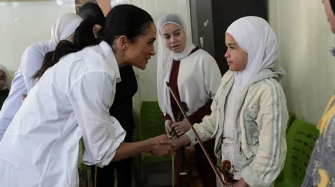 PA Media El duque y la duquesa de Sussex se reunieron con violinistas