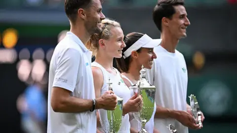Sem Verbeek, Katerina Siniakova, Joe Salisbury and Luisa Stefani with their WImbledon mixed doubles trophies