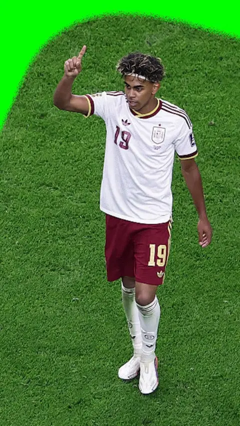 Lamine Yamal points to to teammate as Spain faces France in the 2026 World Cup.